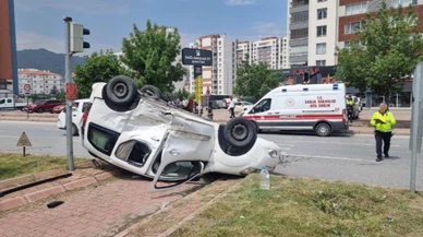 Kazada savrulan araç ters döndü: 3 yaralı