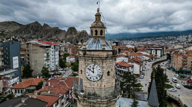 Tarihi saat kulesinin tepesindeki esrarengiz lamba