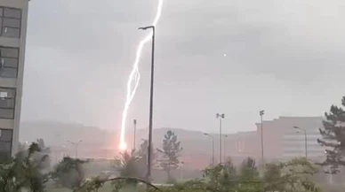 Üniversite'ye yıldırım düştü