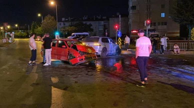 2 otomobil çarpıştı: 4 yaralı