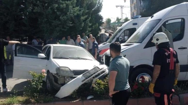 Servis aracı ile otomobil çarpıştı: 5 yaralı