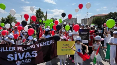 Sivas'ta Filistin için çocuklar balonlar uçurdu