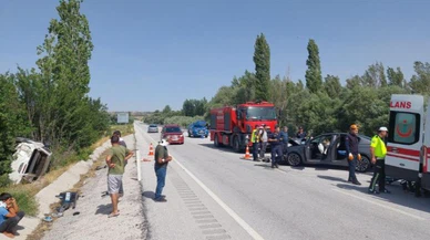 Sivas'ta otomobil ile pikap çarpıştı