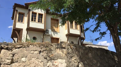 Kale evleri eski istinat duvar üzerinde yükseliyor