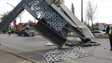 Allah korudu, araçların üzerine devrilmedi