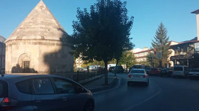 Öğretmenevi önündeki park bu yolu daraltıyor