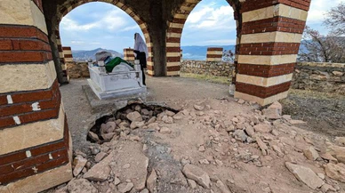 Bu türbe definecilerin hedefinde