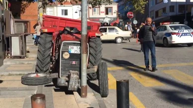 Freni patlayan traktör 2 araca çarptı