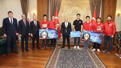 Sivas'ın gururları el üstünde