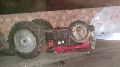 Sivas'ta otomobil traktöre çarptı