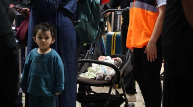 Türk vatandaşları Mersin'de alkışlarla karşılandı