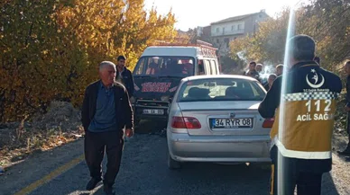 Minibüs ile otomobil çarpıştı: 2 yaralı