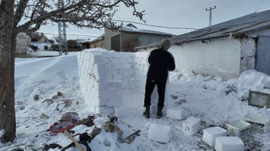 Sivas'ta Mahsur Kalınca Kardan Ev Yapıp İçinde Çay İçtiler