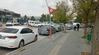 Üniversite'nin kaldırımları park alanı