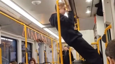 Genç Metroda Barfiks Çekti