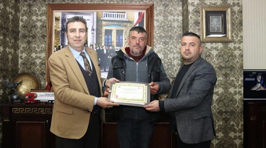 Pazarcı, para dolu çantayı sahibine verdi