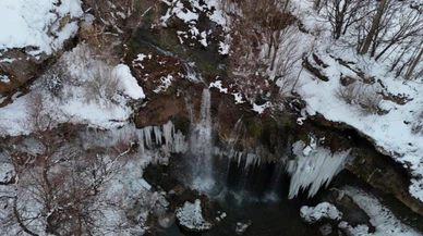 Yıldız şelalesi kış güzelliğine büründü