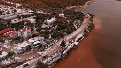 Çamur rengine döndü, dolu yağışı seralara zarar verdi 