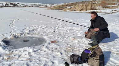 Karacaören Göleti'nde buz üstünde av