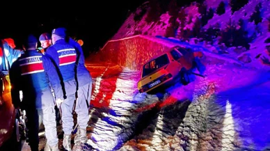  Yola Fırlayan Köpeğe Çarpan Otomobil Kontrolden Çıkarak Duvara Çarptı