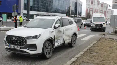 Ambulans Otomobille Çarpıştı