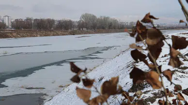 Sivas'taki Nehir Buz Tuttu