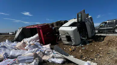 Komşu İlde Tır Devrildi Yaralılar Var