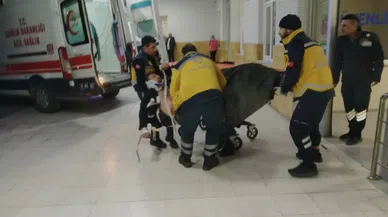 Sivas’ta, sağlık ekipleri yaralıyı sedyeden düşürdü