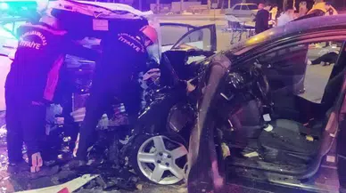 Otomobiller Çarpıştı: 1'i Ağır 5 Yaralı