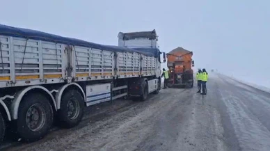 Yoğun Kar Araçları da Durdurdu