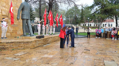 Sivas Meydanı'nda tören vakti! Müdür çelengi o isimlerle sundu