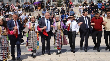 Vali Yardımcısı ve Müdür halaya durdu! Sivas'ta o anlar