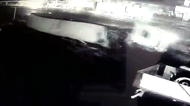 Kar sebze yüklü tırı devirdi