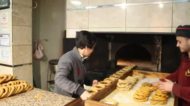 Elinin hamuruyla ekmeğini kazanıyor