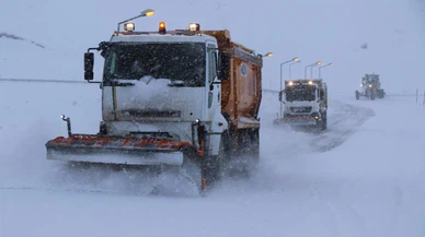 Sivas'ın doğusunda Nisan ayında karla mücadele devam ediyor