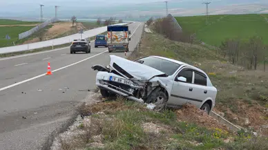 İki otomobil çarpıştı: 3 yaralı