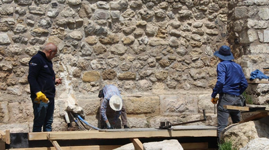 Sivas Çifte Minare'ye beton destek