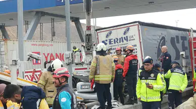 Otomobil Tırın Altına Girdi 4 Kişi Hayatını Kaybetti