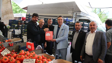 Pazarcı esnafına hediye, vatandaşa gül