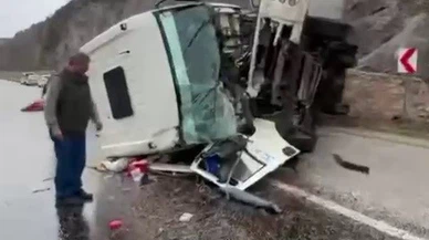 Sağanakta devrilen kamyondan yaralı kurtuldu