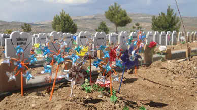 Bu mezarlar yüreklere dokunuyor