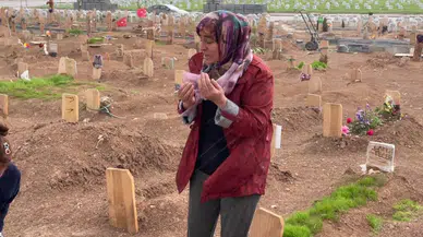 İki evladını yitiren anne anneler gününde mezarlıktaydı