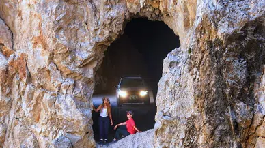 Tır işte bu yolda sıkıştı