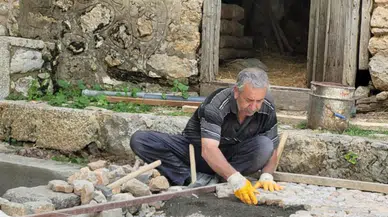 Yollara 45 yıldır taş döşüyor