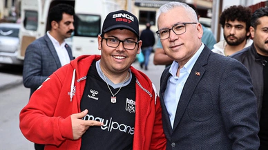 Şehrin kalbinde neşeli anlar! Çocuklara hediye verildi!