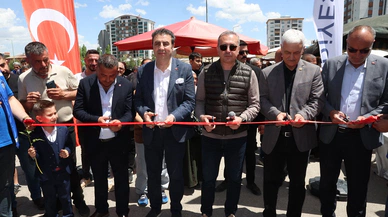 Sivas yeni semt pazarına kavuştu! Başkan Uzun kurdelesini kesti