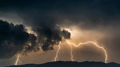 Şiddetli Hava Vurdu Fırtınada 10 Ölü !