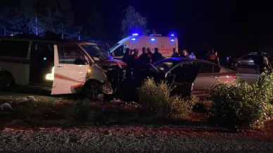 Minibüs otomobile çarptı ortalık savaş alanına döndü