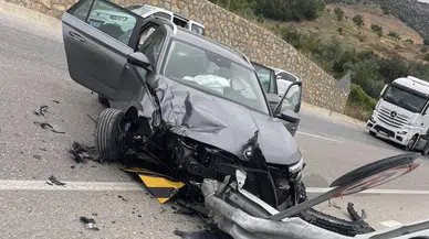 Otomobil bariyerlere saplandı