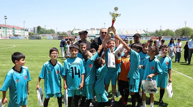 48 takımın galibi Vali Aydın Güçlü okulu